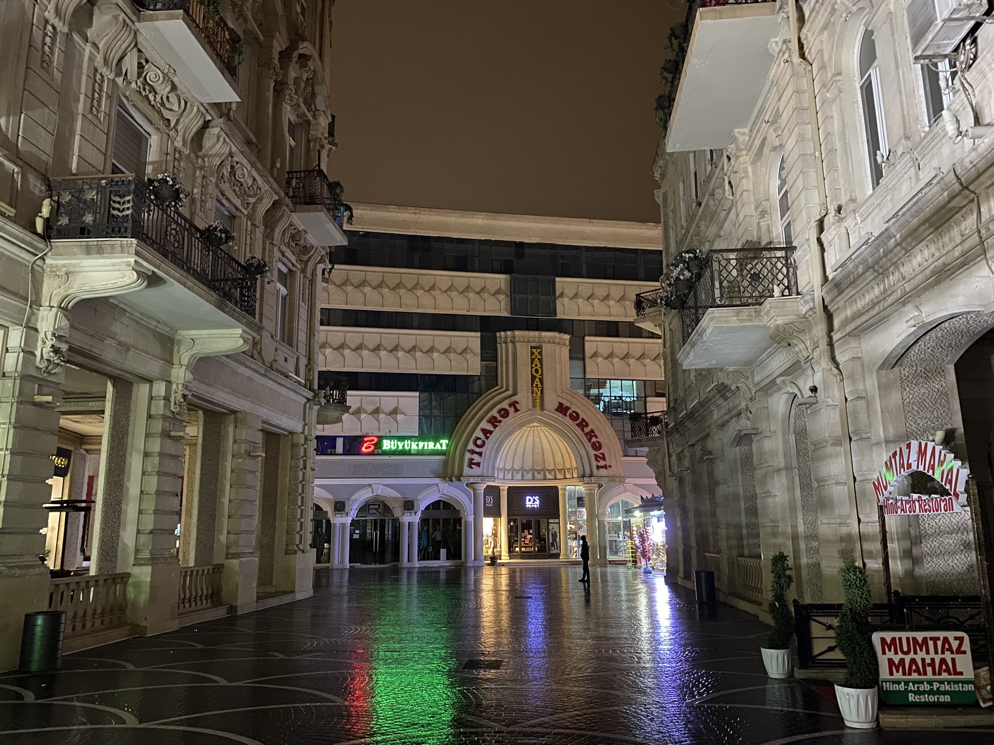 Вид в ночной переулок с площади Фонтанов, Баку – фотографии Азербайджана