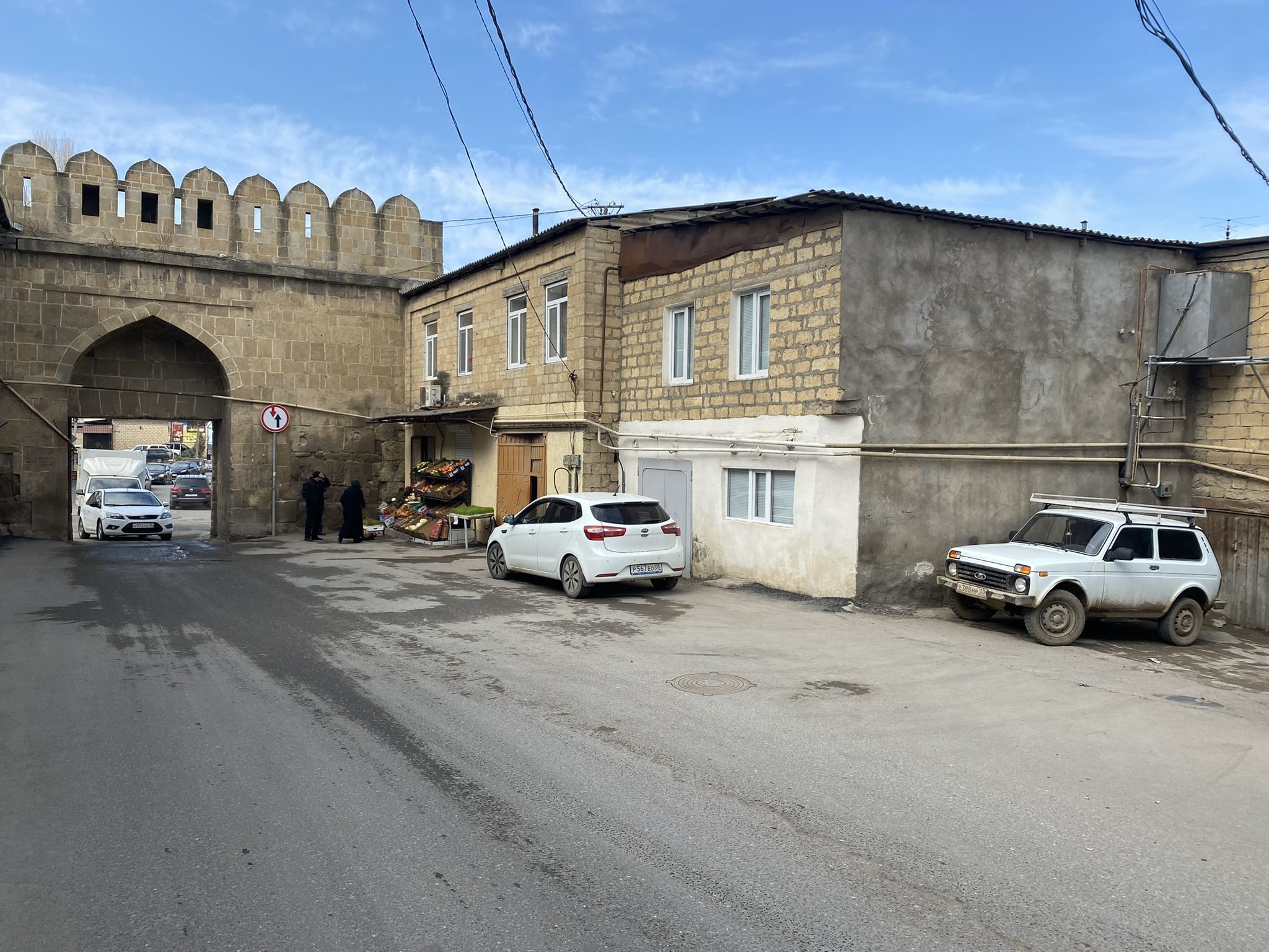 Ворота старого города в Дербенте, вид с территории Старого города – фотографии России