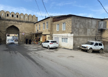 Ворота старого города в Дербенте, вид с территории Старого города – фотографии России