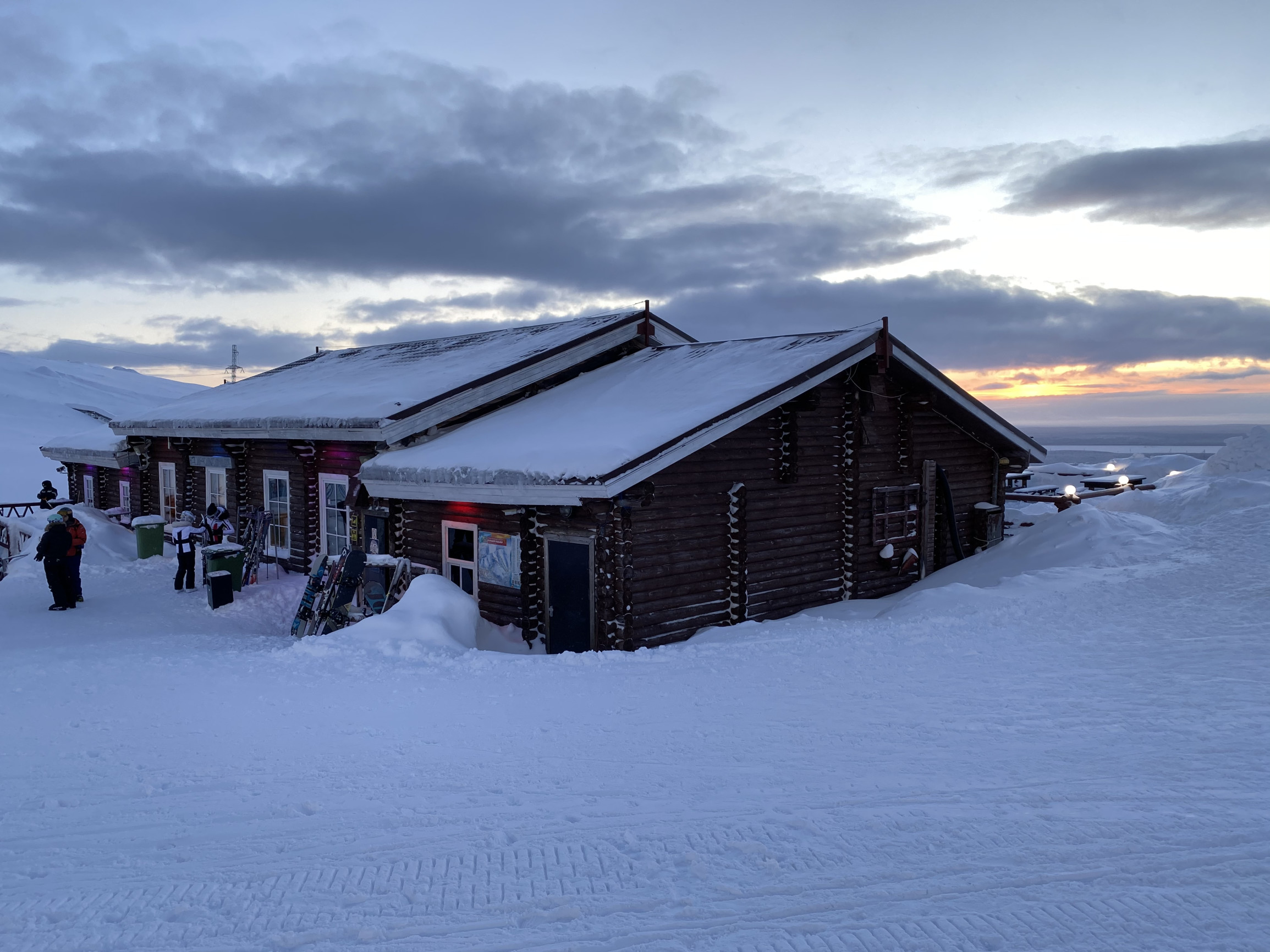 Кафе на Южном склоне курорта Пёс-спасатель по кличке Марсель, Большой Вудьявр – фотографии России