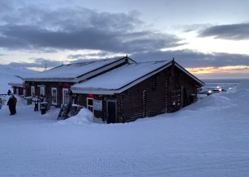 Кафе на Южном склоне курорта Пёс-спасатель по кличке Марсель, Большой Вудьявр – фотографии России