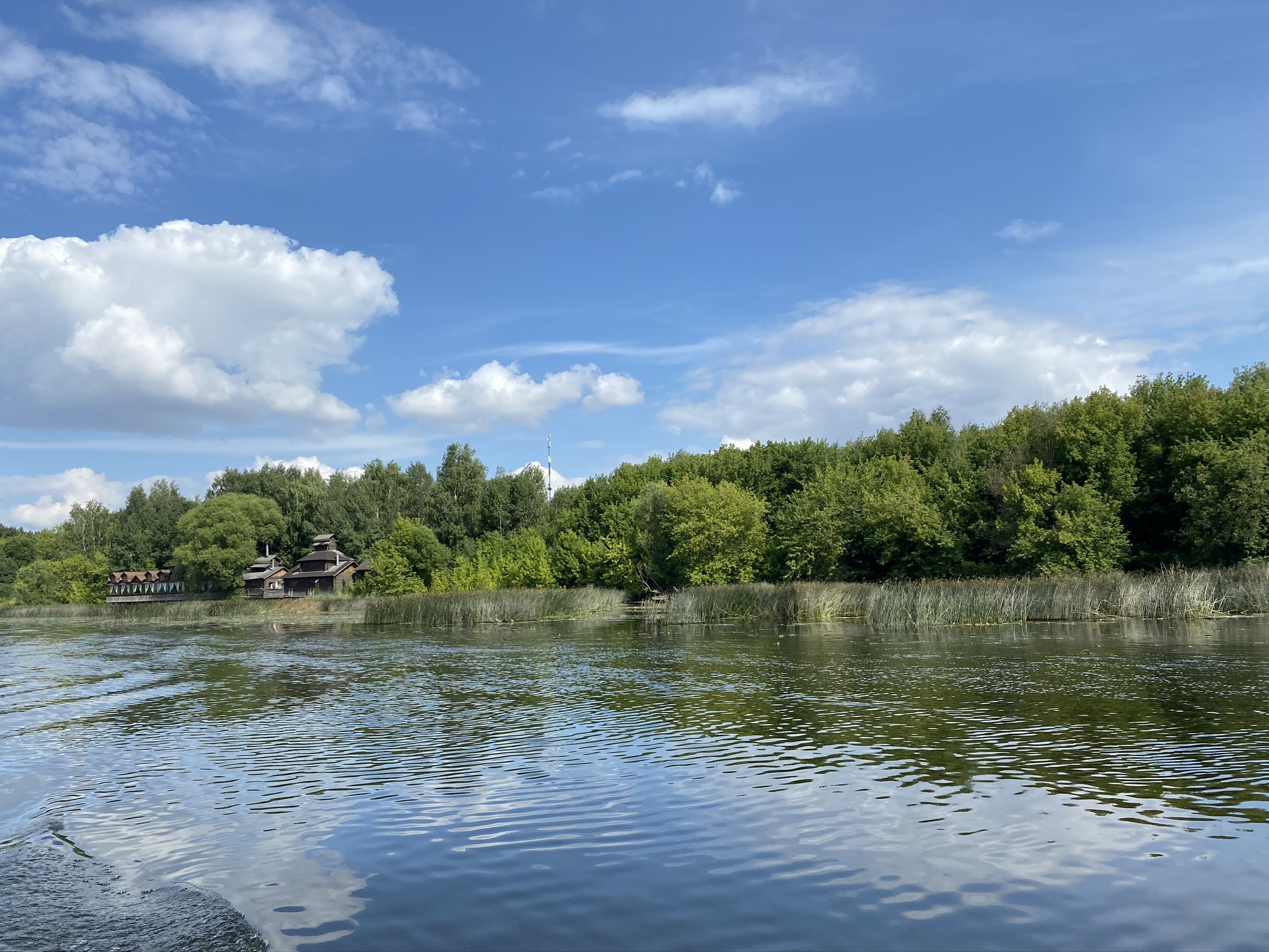Москва река недалеко от Филевского парка – фотографии России
