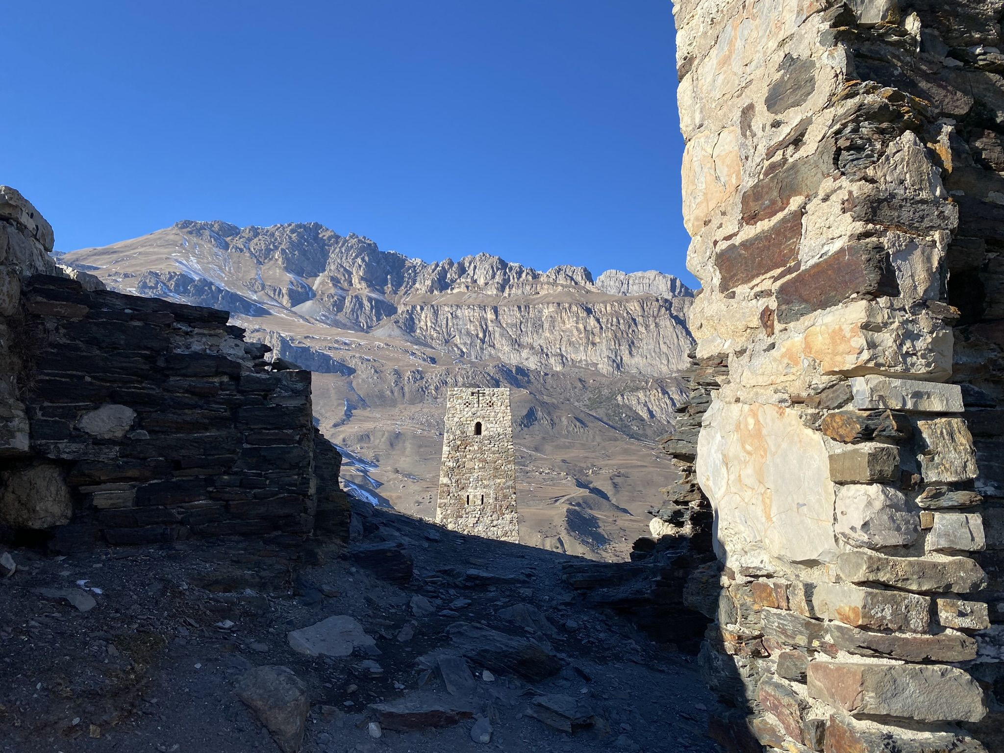 Вид на Башню Курта и Тага, Северная Осетия – фотографии России