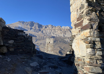 Вид на Башню Курта и Тага, Северная Осетия – фотографии России