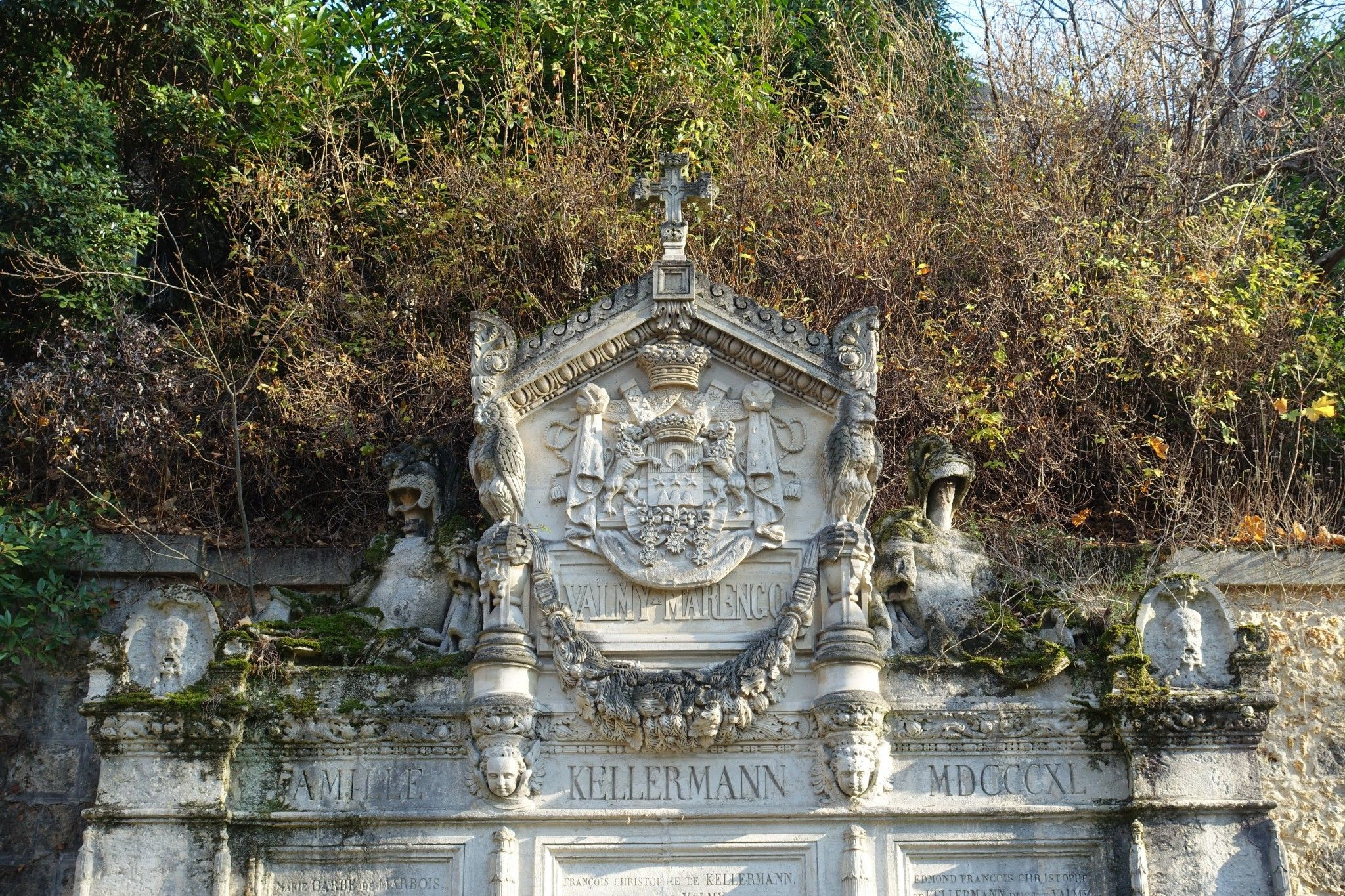 Неординарное кладбище Пер-Лашез (Pere Lachaise Cemetery) в Париже, Франция – фотографии Франции