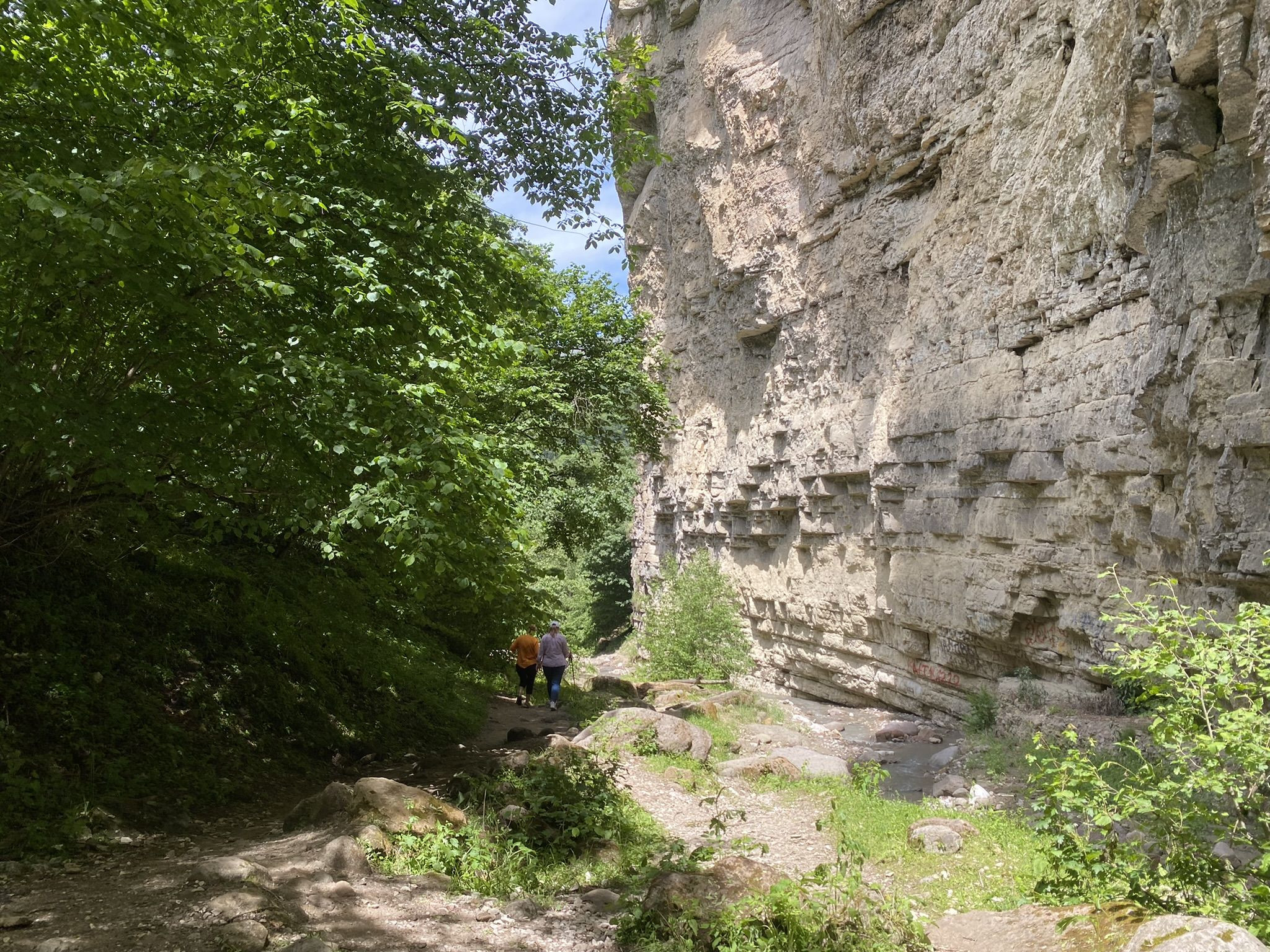 Тропинка к водопаду Адай-Су – фотографии России
