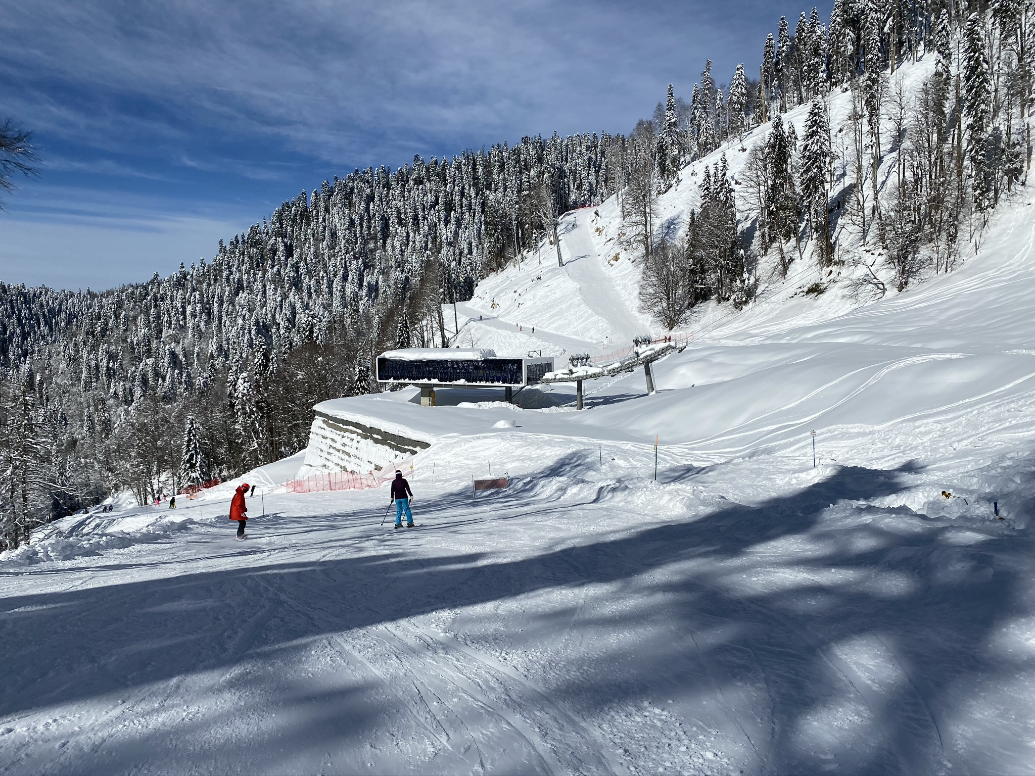 Новый подъемник на Южном склоне Розы – фотографии России