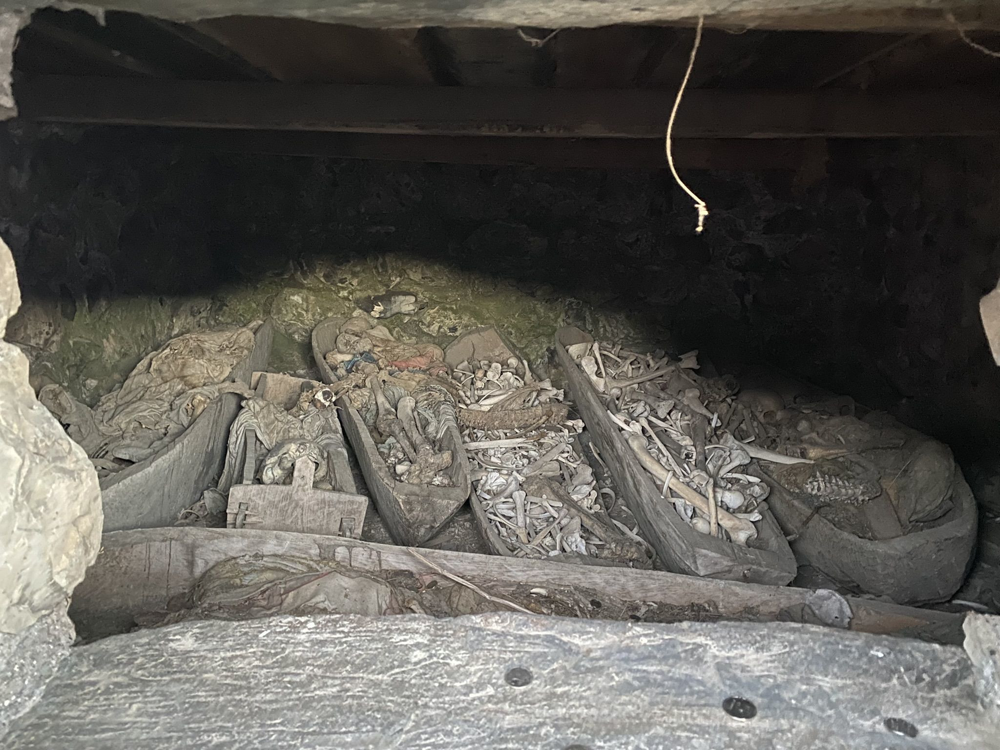 Останки в склепах города мертвых под названием Даргавс, Осетия – фотографии России