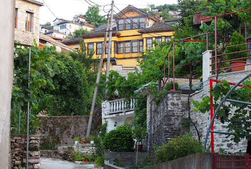 Двор местного жителя. Гирокастра. Албания. – фотографии Албании