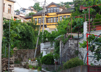 Двор местного жителя. Гирокастра. Албания. – фотографии Албании