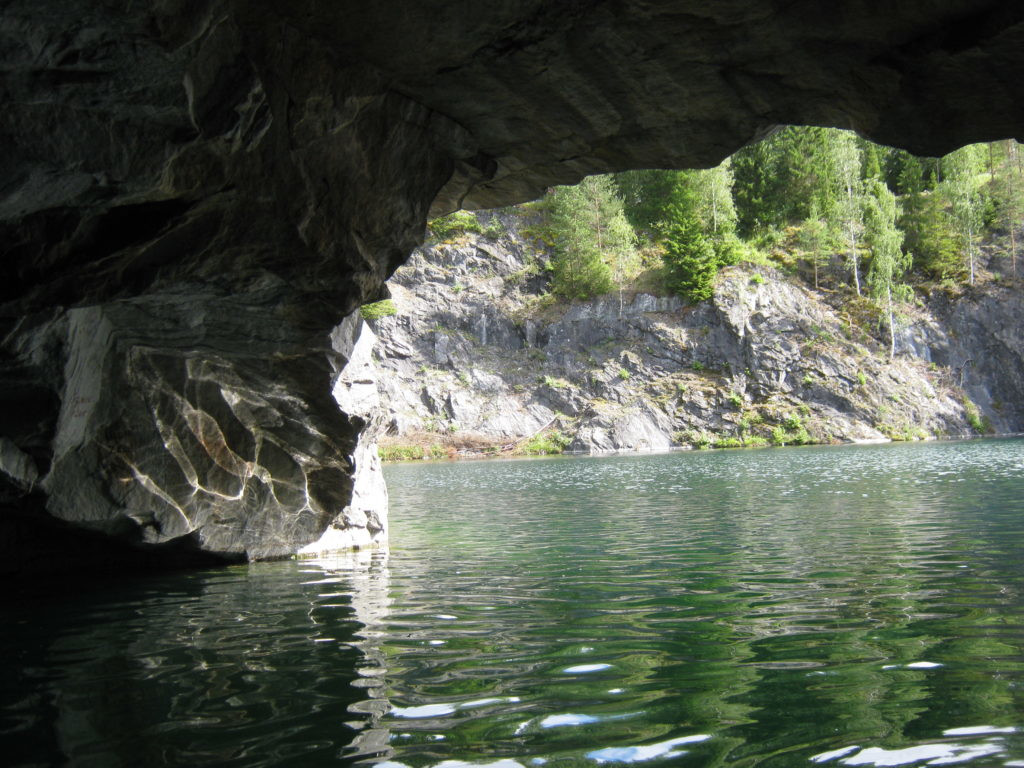 Рускеальские пещеры расположены в Сортавальском районе Карелии – фотографии России