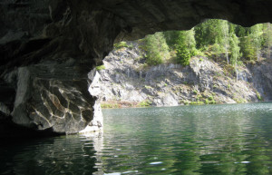 Рускеальские пещеры расположены в Сортавальском районе Карелии – фотографии России