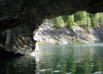 Рускеальские пещеры расположены в Сортавальском районе Карелии – фотографии России