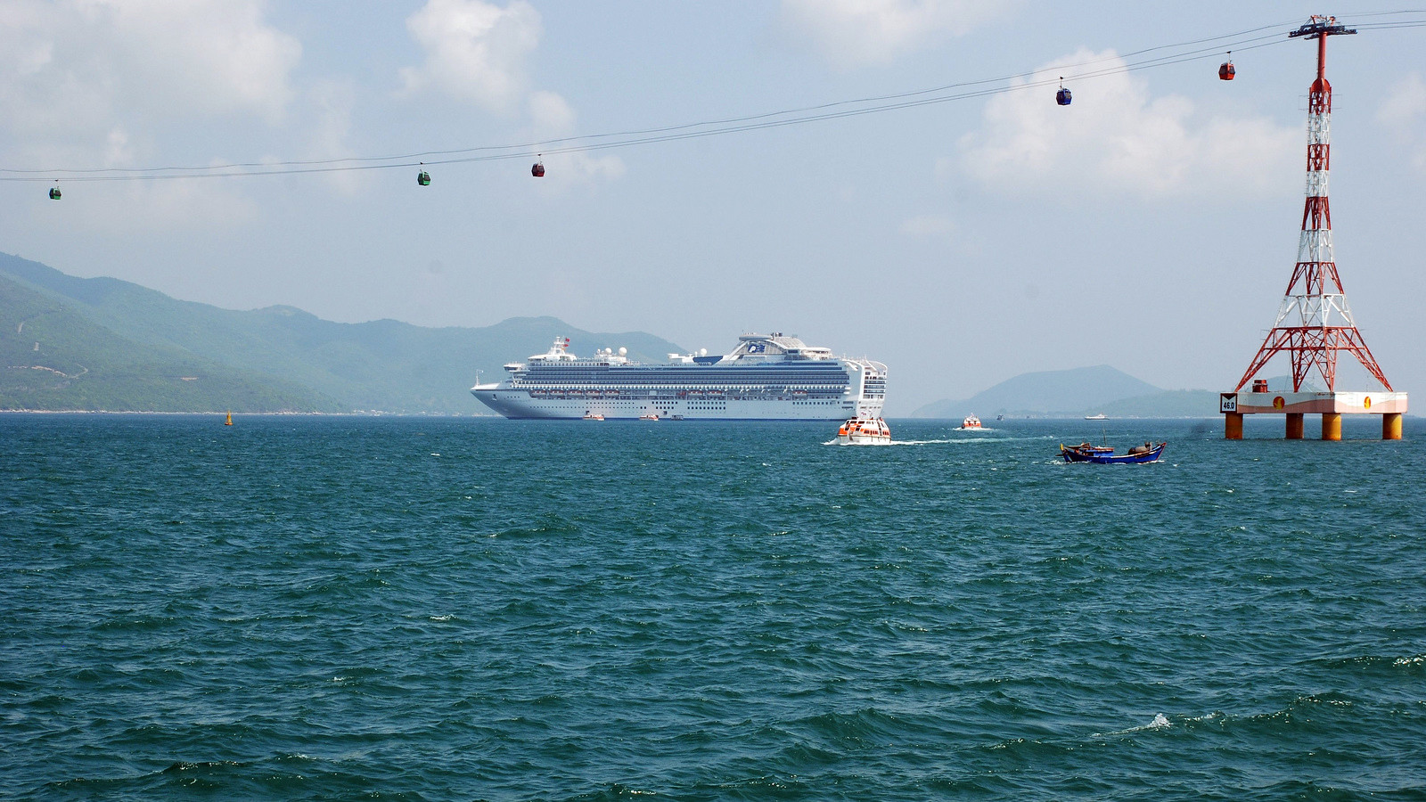 Круизный лайнер в Нячанге – фотографии Вьетнама