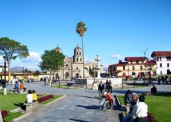 Пласа-де-Армас в Кахамарке – фотографии Перу