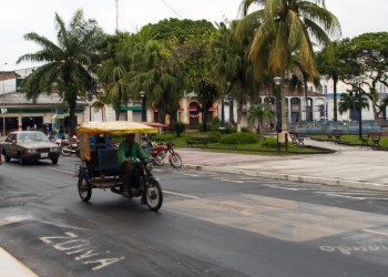 Улица вокруг площади Пласа-де-Армас в Икитосе, Перу – фотографии Перу