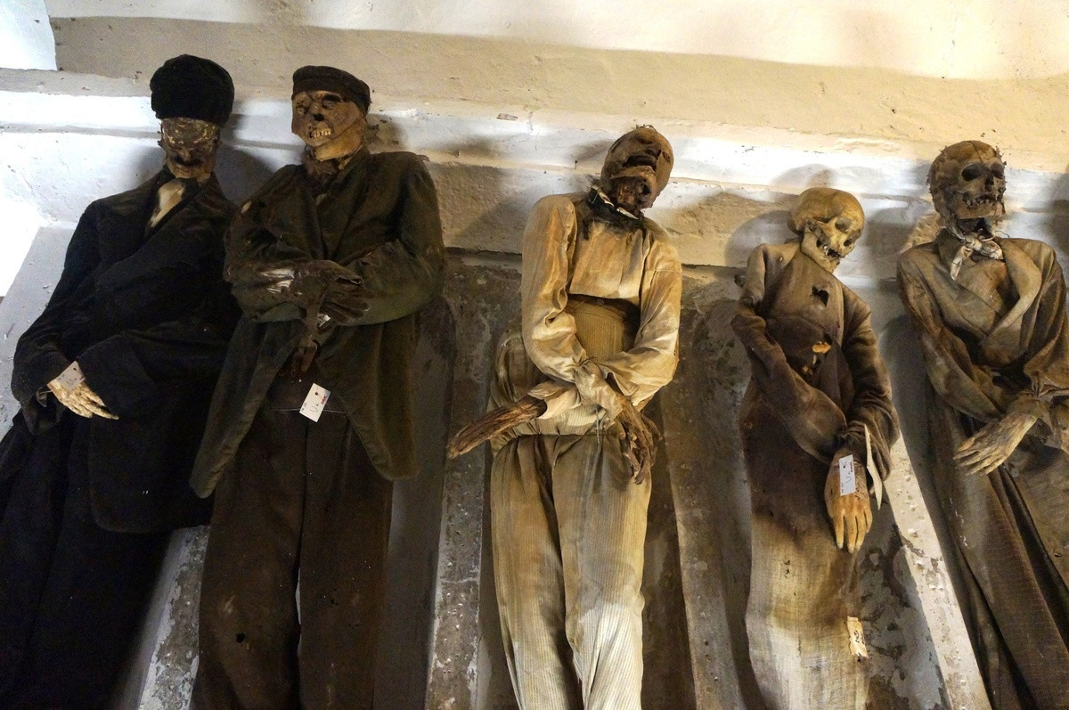 У многих из трупов капуцинских Катакомб есть сено, пробивающееся через их отверстия в коже – фотографии Италии