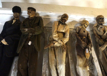 У многих из трупов капуцинских Катакомб есть сено, пробивающееся через их отверстия в коже – фотографии Италии