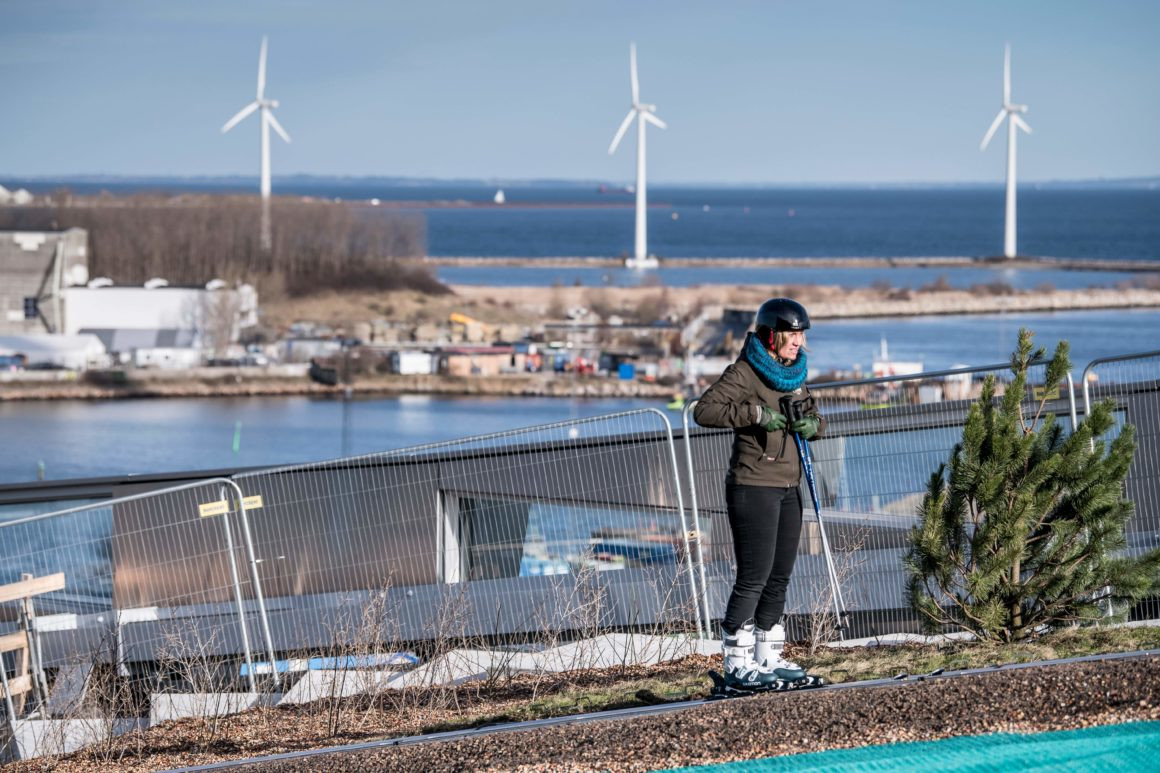 Лыжница на склоне мусоросжигательного завода в Копенгагене, Дания – фотографии Дании