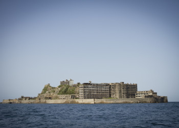 Японский остров Мицубиси Гункандзима (Gunkanjima) у побережья Нагасаки – фотографии Японии