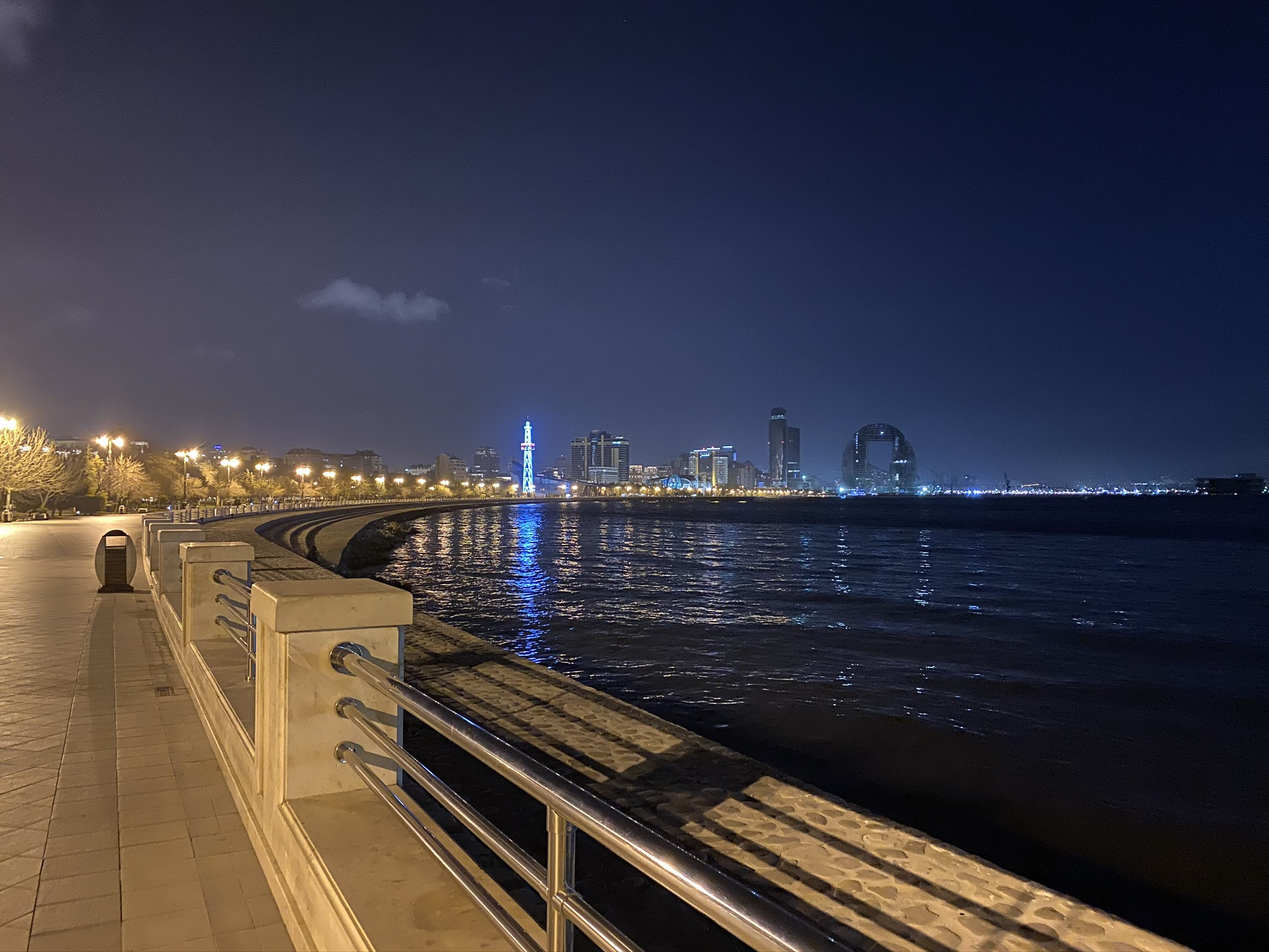 Поздно ночью на набережной Баку – фотографии Азербайджана