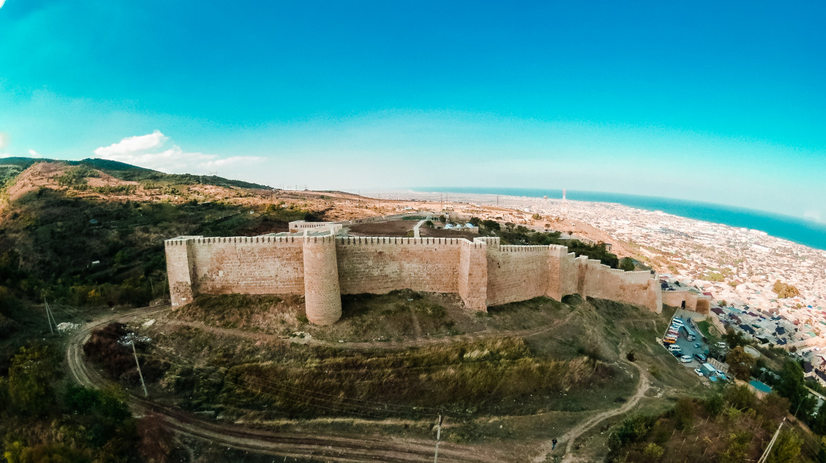 Древнейшая цитадель Нарын-кала в Дербенте, Дагестан – фотографии России