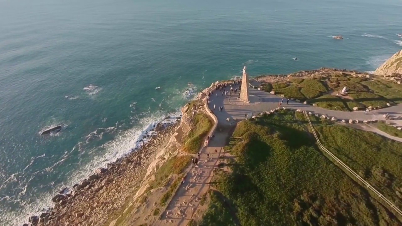 Каменистый пляж у подножья мыса Рока в Португалии – фотографии Португалии