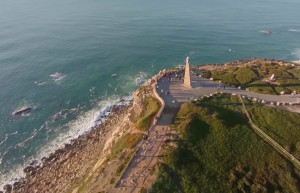 Каменистый пляж у подножья мыса Рока в Португалии – фотографии Португалии