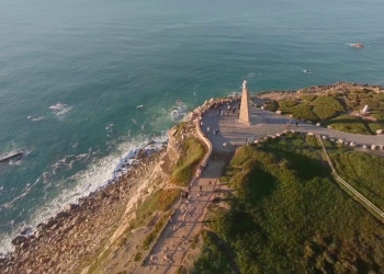 Каменистый пляж у подножья мыса Рока в Португалии – фотографии Португалии