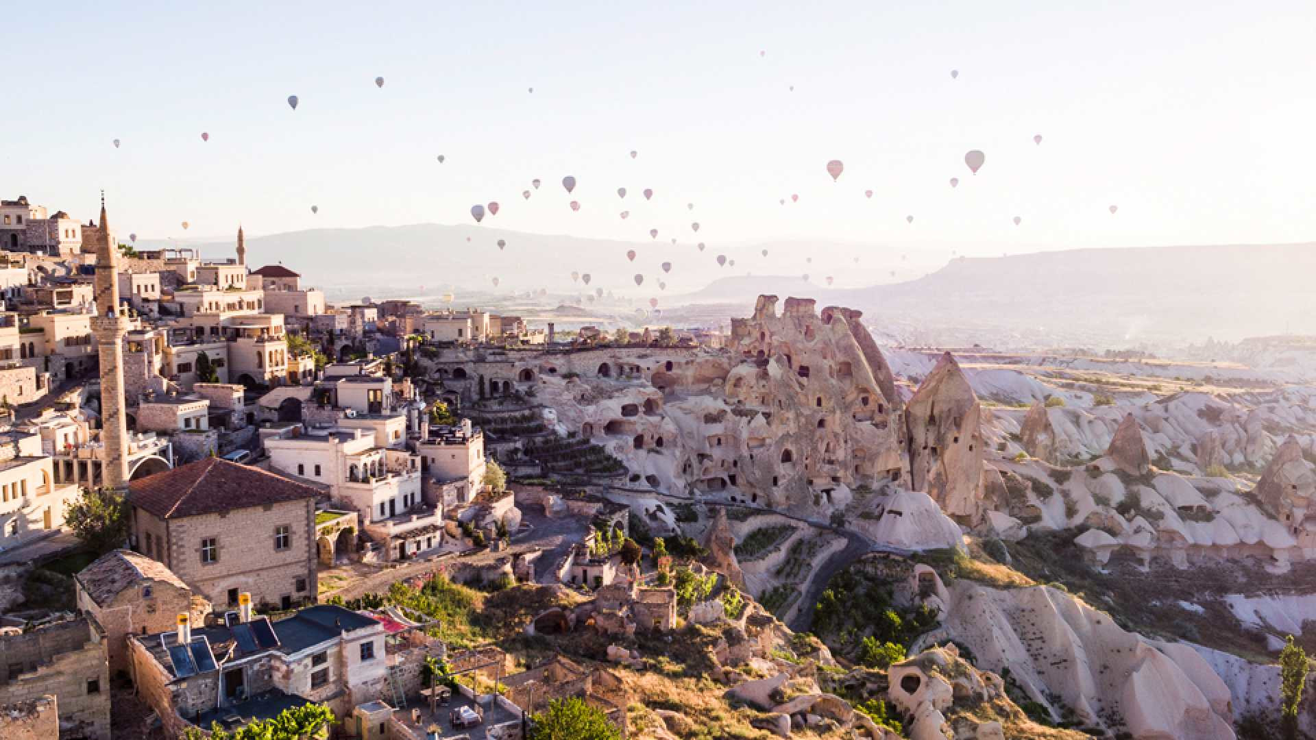 Разноцветные каньоны и долины являются потрясающими местами для походов в турецкой Каппадокии – фотографии Турции