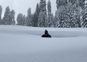 Трасса Календула на Южном склоне Роза Хутор, сноубордист в сугробе – фотографии России