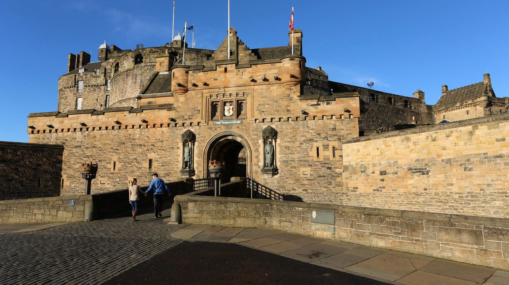 Старинный эдинбургский замок (Edinburgh Castle) в Шотландии – фотографии Великобритании