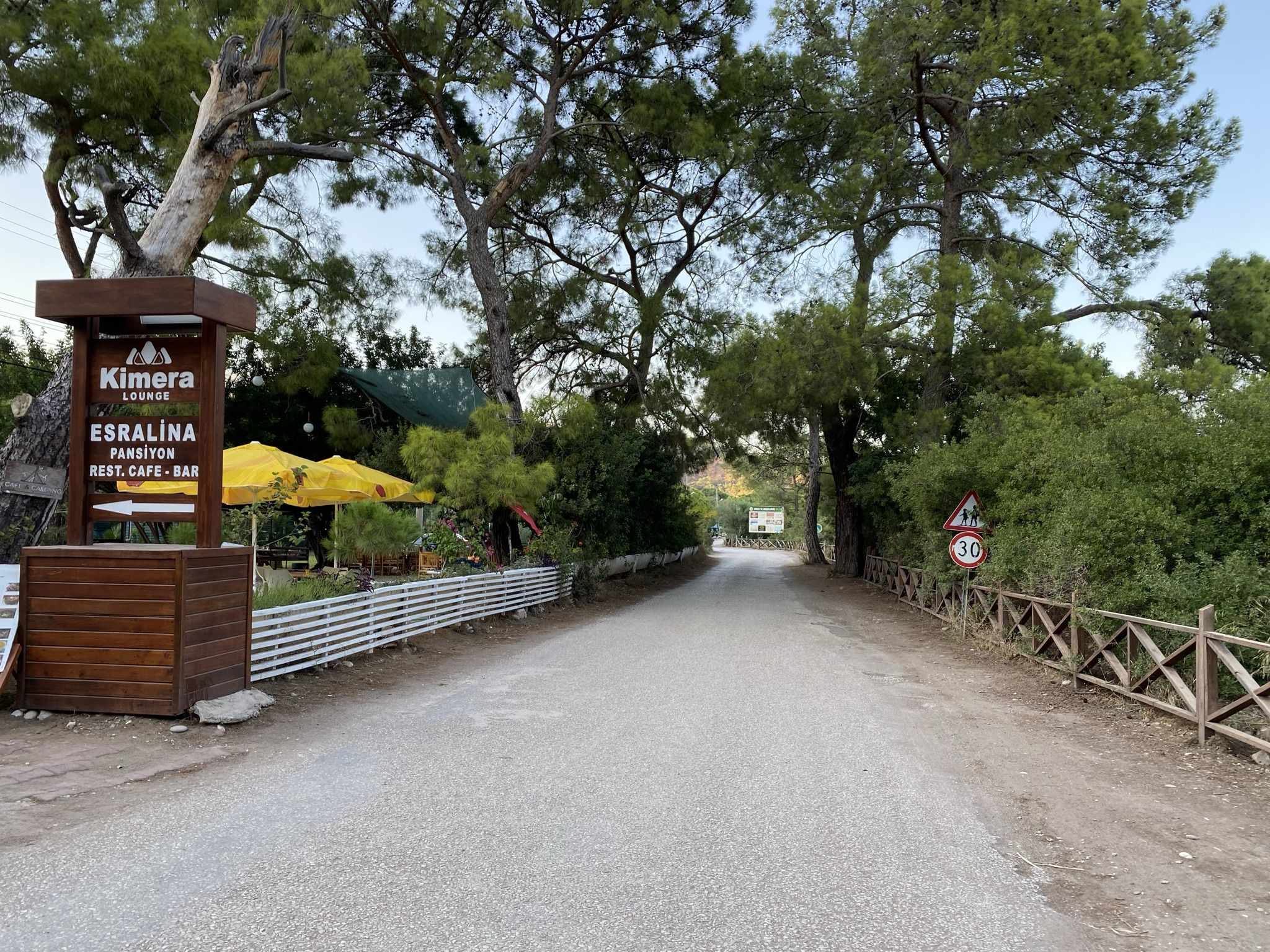 Чиралы - справа пляжная полоса, слева пансионы и отели – фотографии Турции