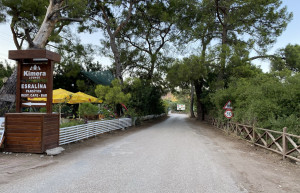 Чиралы - справа пляжная полоса, слева пансионы и отели – фотографии Турции