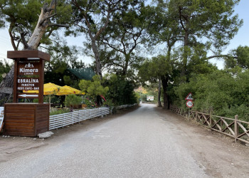 Чиралы - справа пляжная полоса, слева пансионы и отели – фотографии Турции