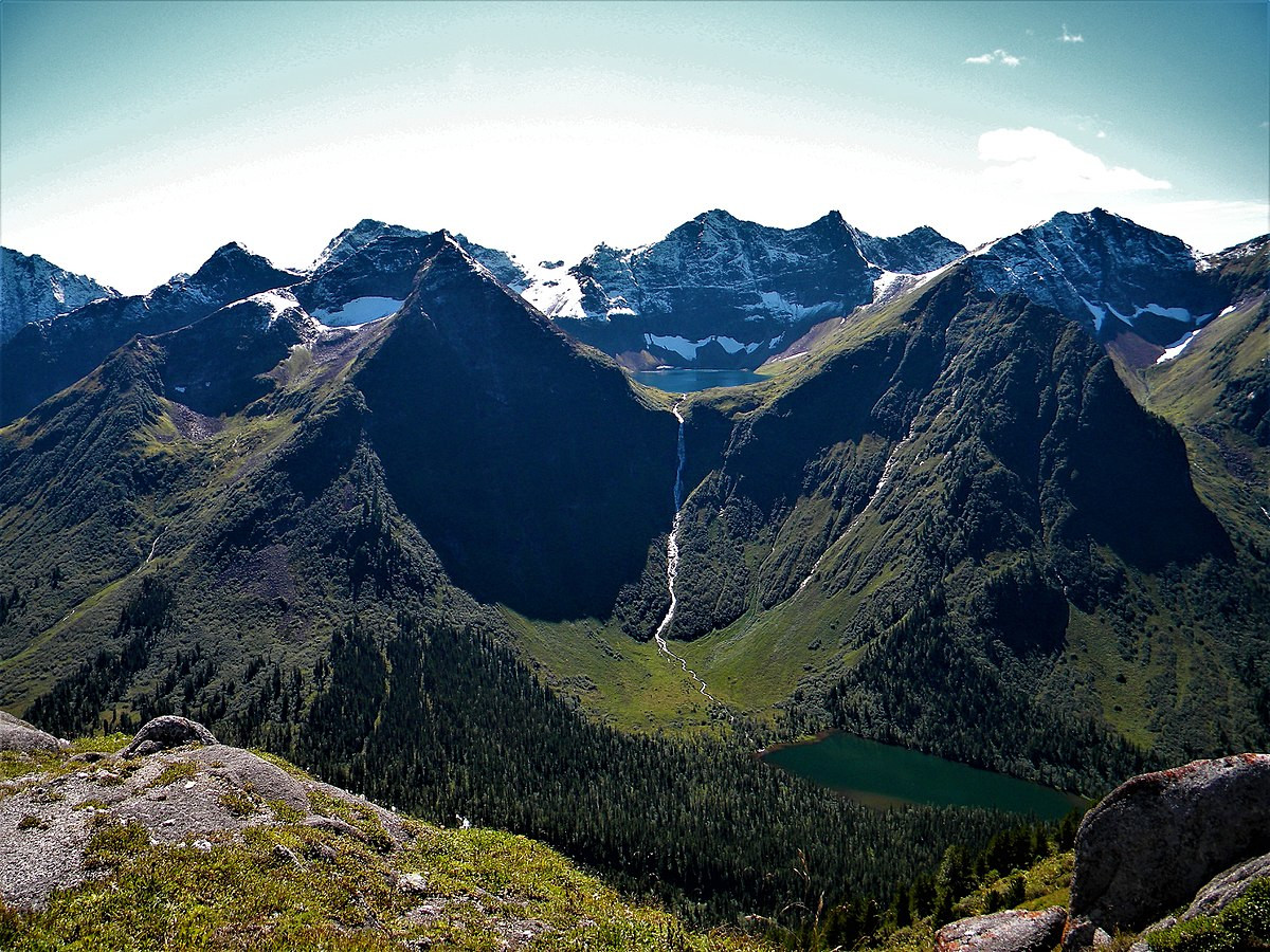 Кинзелюкский водопад (Kinzelyuk Waterfall) падает с высоты почти 330 метров в долине Восточных Саян – фотографии России