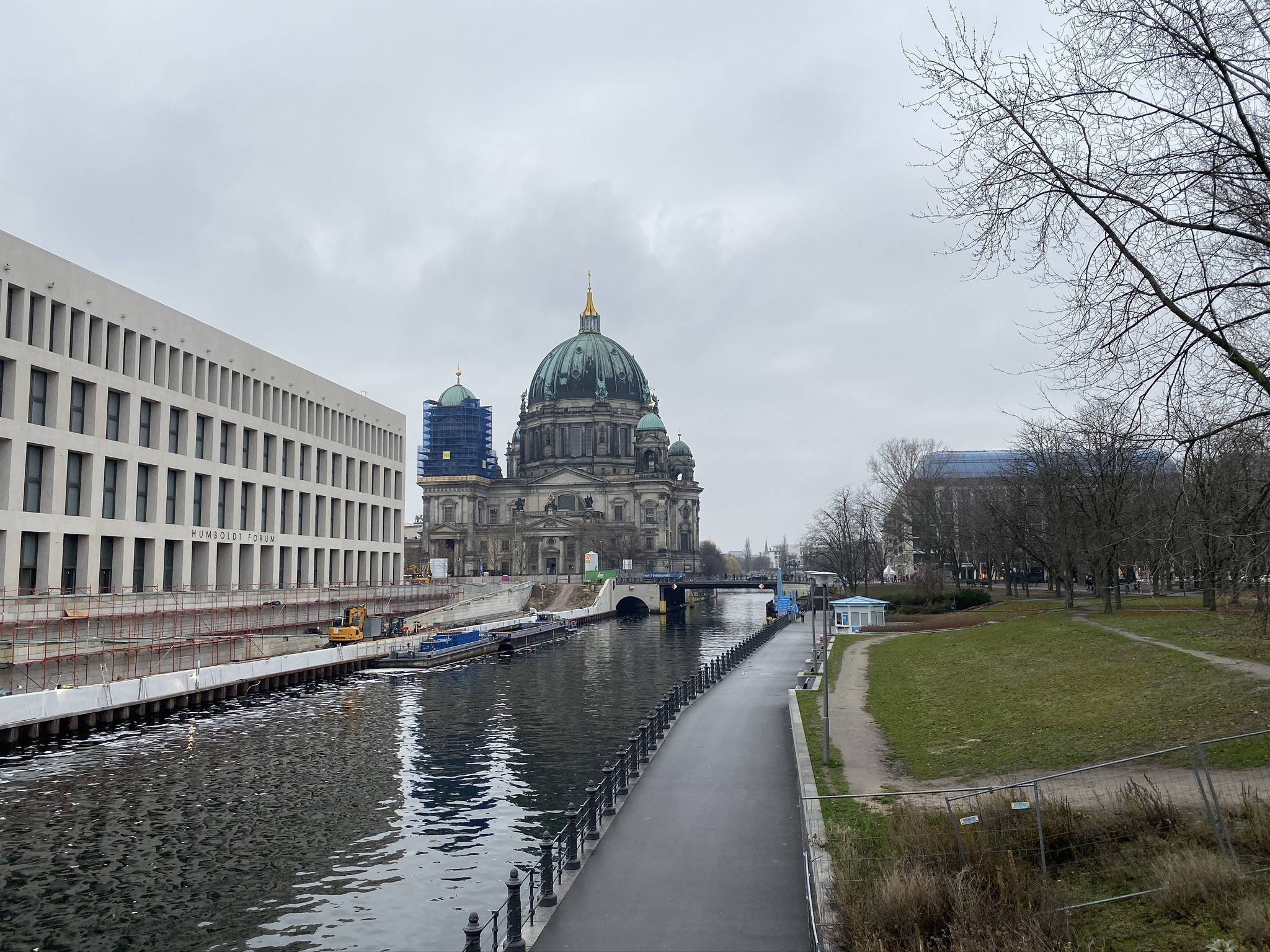 Вид с набережной реки Шпрее на Берлинский кафедральный собор – фотографии Германии