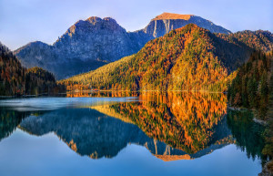 Озеро Рица на восходе солнца. Абхазия – фотографии Абхазии