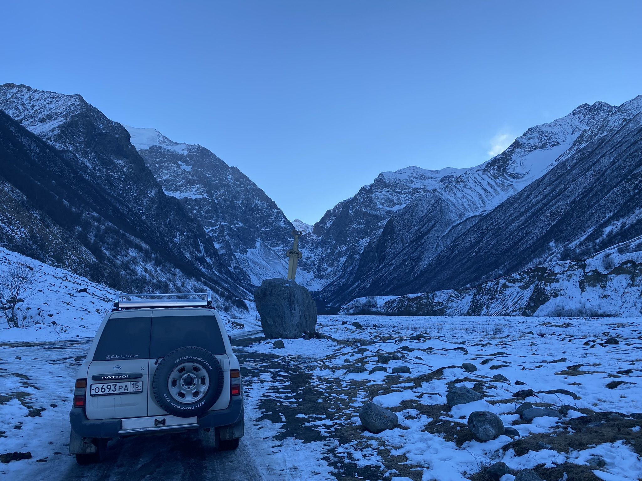 По дороге к Мидаграбинским водопадам встретили огромный камень с мечом – фотографии России