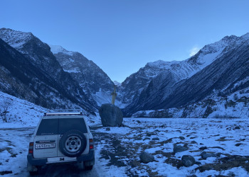 По дороге к Мидаграбинским водопадам встретили огромный камень с мечом – фотографии России