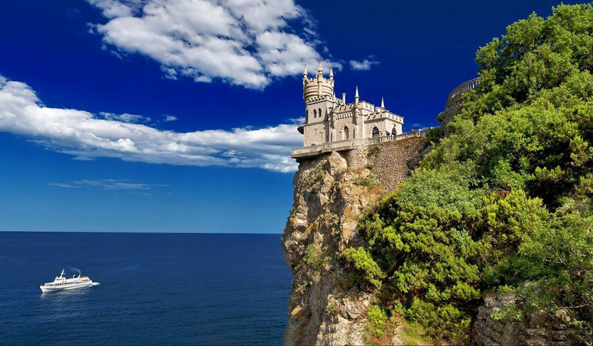 Рыцарский замок в готическом стиле в Крыму - Ласточкино гнездо (Swallow's Nest) – фотографии России