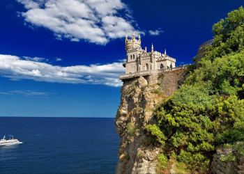 Рыцарский замок в готическом стиле в Крыму - Ласточкино гнездо (Swallow's Nest) – фотографии России