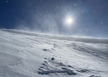 Южный склон Розы Хутор в ветреную погоду – фотографии России