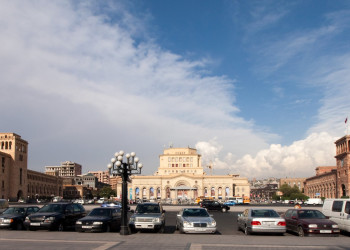 Стоянка авто на площади Республики в Ереване, Армения – фотографии Армении