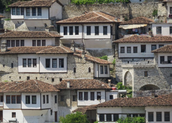 Окна жилых домов. Берат. Албания – фотографии Албании