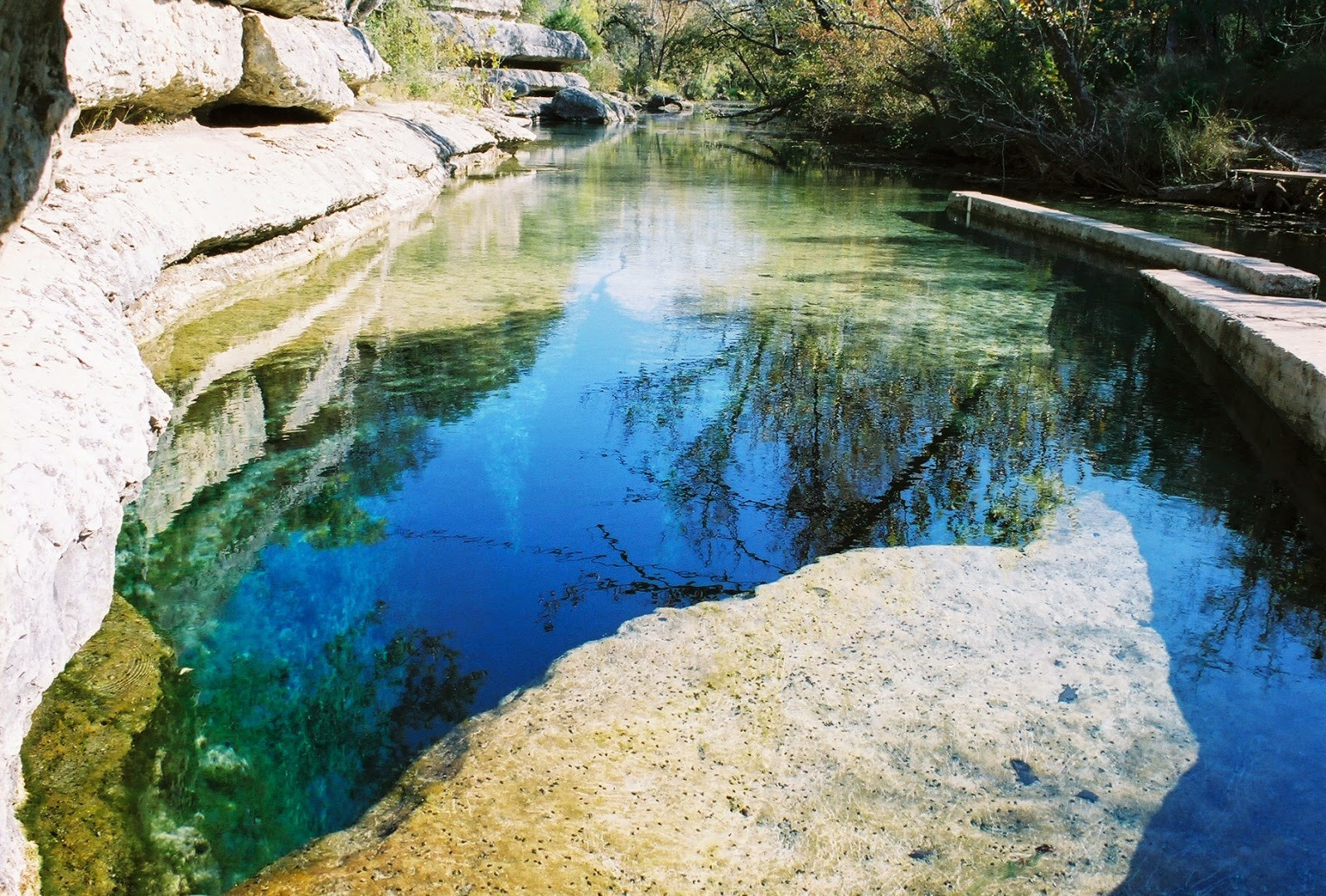 Когда напор воды на месте гейзера уменьшился,то на его месте образовался Колодец Иакова, диаметр 4 м – фотографии США