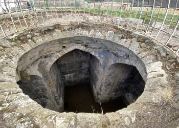 Подземная тюрьма в Нарын-кала – фотографии России