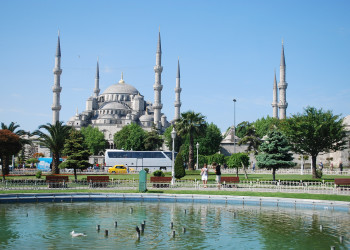 Главная особенность голубой Мечети Султанахмет – количество минаретов – их шесть, а не четыре – фотографии Турции