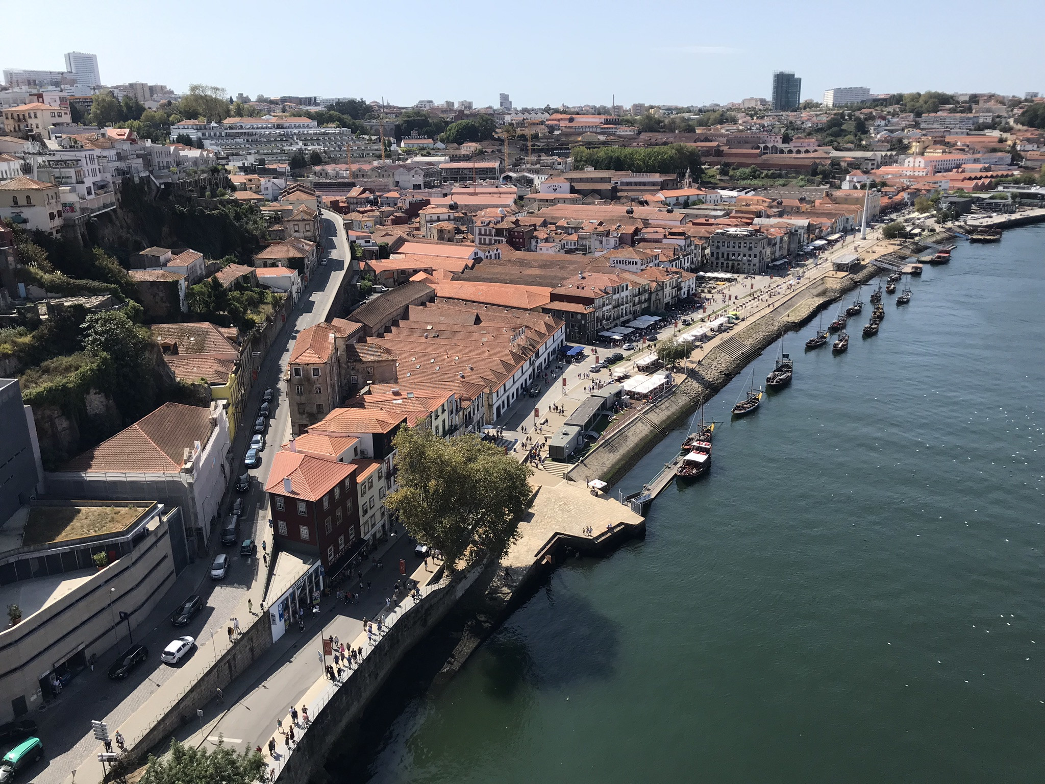 Вид на набережную с красивыми лодками с моста Понти-ди-Дон-Луиш I, Порту – фотографии Португалии