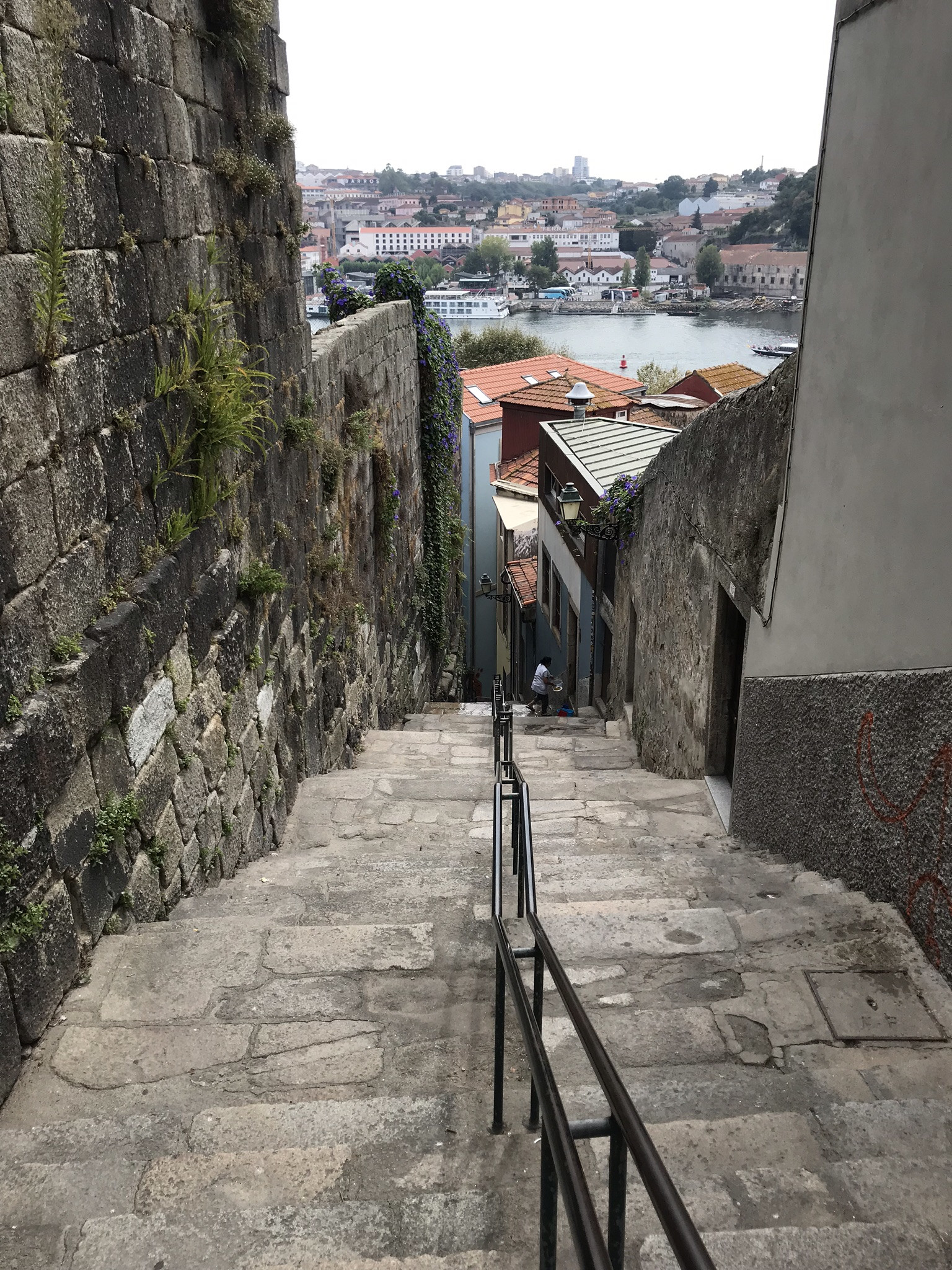 Порту расположен на холмах, очередные лестницы вниз к реке – фотографии Португалии